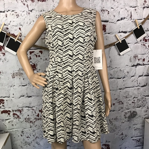 Emerald Sundae Dresses & Skirts - 🆕 EMERALD SUNDAE Sleeveless Chevron Dress